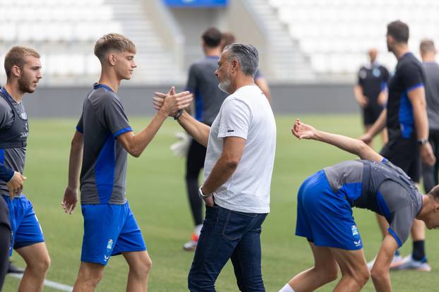 Osijek: Trening nogometaša NK Osijek prije europske utakmice na glavnom terenu Opus Arene