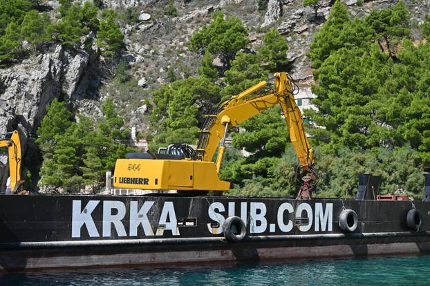 Nastavlja se rušenje bespravno izgrađenih objekata u uvali Vruja