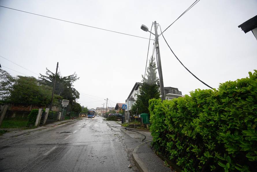 Zagreb: Nevrijeme rušilo stabla i vodove u naselju Mikulići