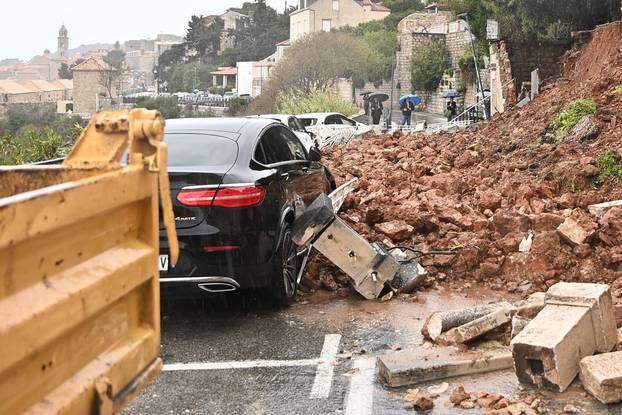 Dubrovnik: Na cestu se odronio zid kuće, automobili zatrpani kamenjem