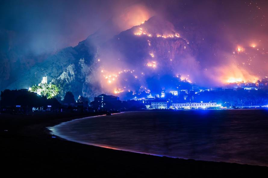 Omiš:  Pogled na Omiš sa ušća Cetine. 