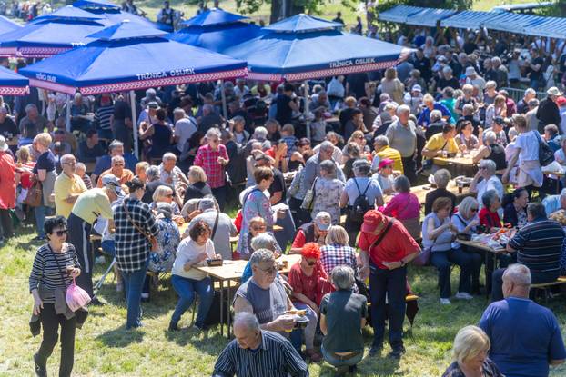 Osijek. Podjela graha na lijevoj obali Drave na Praznik rada
