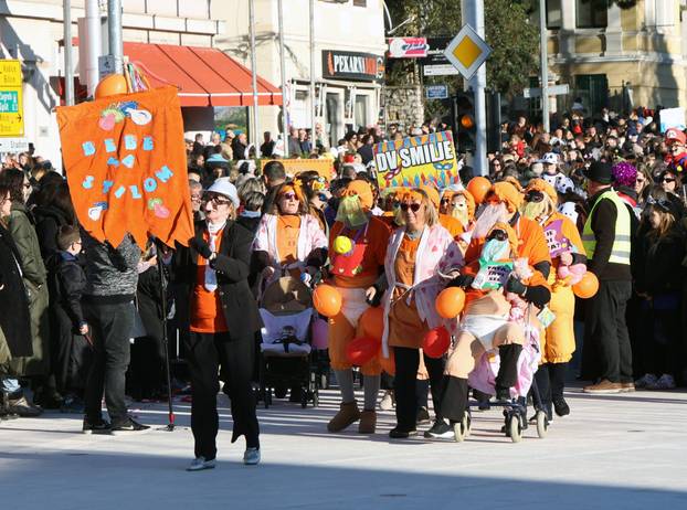 Šibenik: Maškarana povorka Šibenskog krnjevala 2026. prošetala je gradom sa 300 Dalmatinera