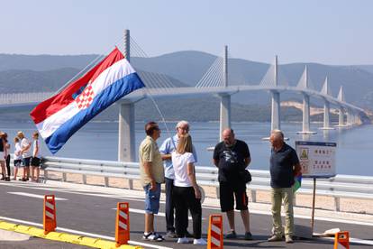 Veselje pri otvaranju Pelješkog mosta, 'pao' je i prvi poljubac