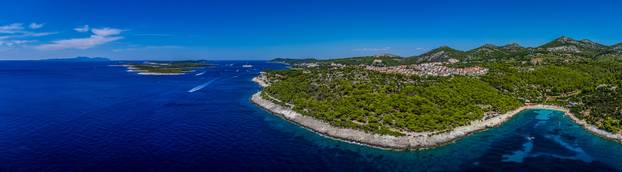 Spektakularan pogled iz zraka na uvalu i otočić Pokonji Dol kod Hvara