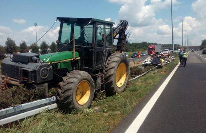 Horor na autocesti: Zapeo je pa je preko njega prešao traktor