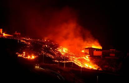 FOTO Vulkan na La Palmi se ne smiruje, rijeke lave gutaju kuće