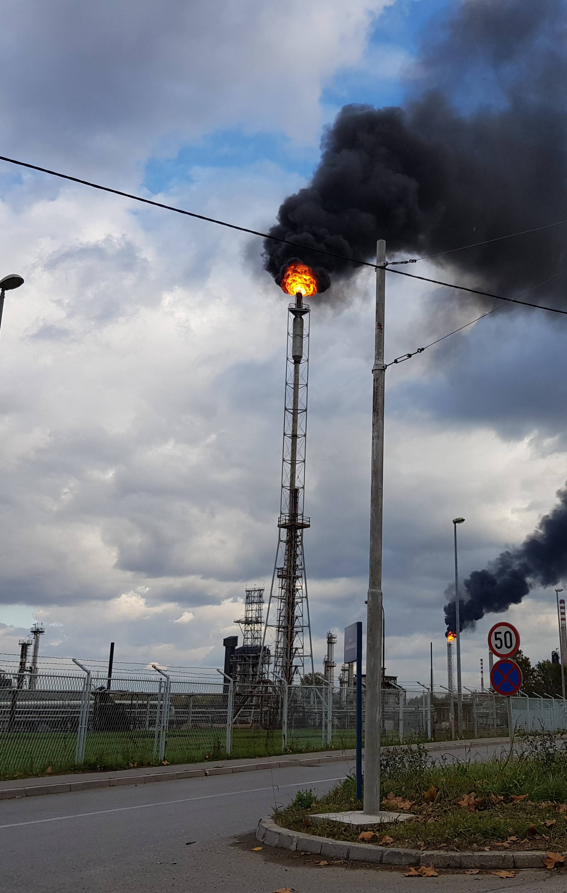 Nad Sisak se nadvio crni dim iz rafinerije: 'Baš predivan prizor'