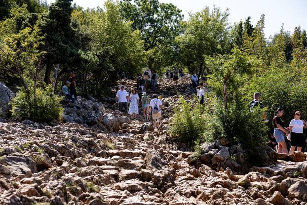 Međugorje: Oskvrnut Gospin kip na brdu ukazanja