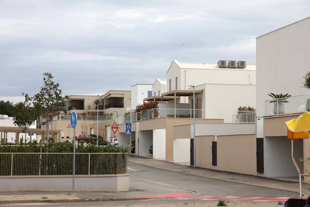 Šibenik: Novoizgrađene vile na plaži Rezalište u Brodarici