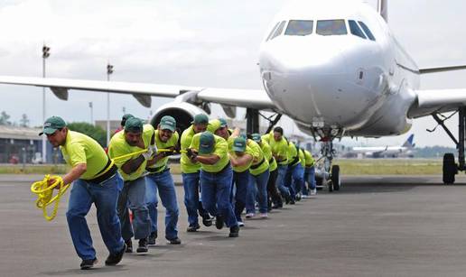 Odmjerili snage: Koji tim će prvi povuči airbus 320?