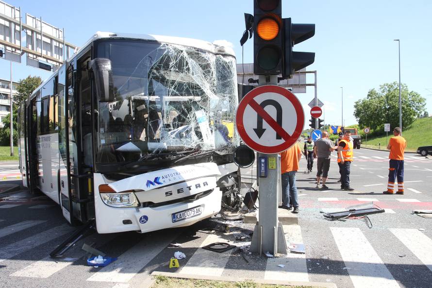 Sudar kamiona i autobusa na križanju u Karlovcu, ima i ozlije?enih