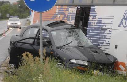 U sudaru auta i autobusa u Bartolovcu poginuo mladić