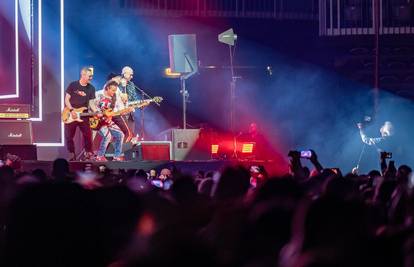 Plavi orkestar u Areni Zagreb je pokazao svu moć glazbe: Mlado i staro pjevalo uglas kao jedno!