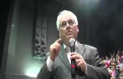 Tko bolje priča viceve -  Ivo Josipović ili Stjepan Mesić? 