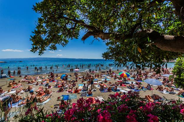 Split: Kupači na plaži Bačvice