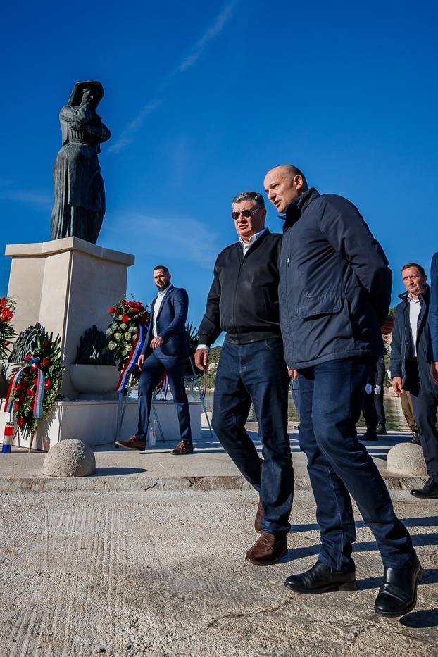 Drvenik Veli: Predsjednik Zoran Milanović položio je vjenac na spomen obilježju “Majka Domovina”