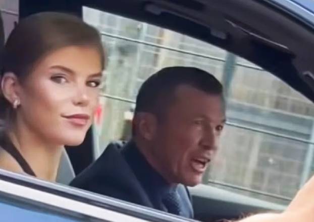 FOTO Legendarni nogometaš na dodjelu Zlatne lopte poveo novu djevojku. Mlađa je 38 godina