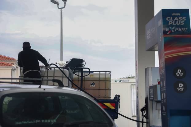 Kaštela: Gužve na benzinskim postajama zbog povećanja cijena goriva