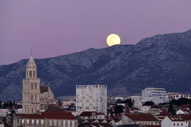 Pun mjesec iznad Splita