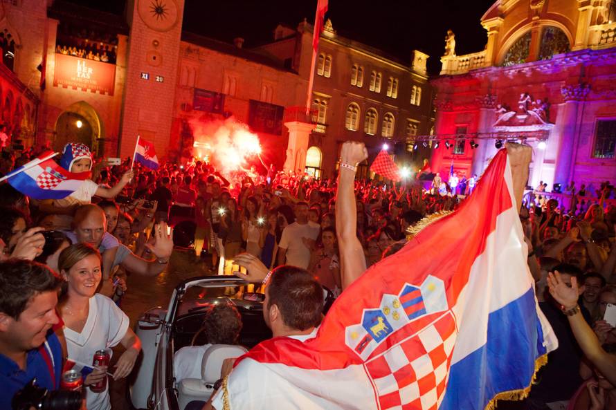 ARHIVA - 2012. Dubrovnik: Tisu?e ljudi na Stradunu vatreno do?ekale zlatne vaterpoliste