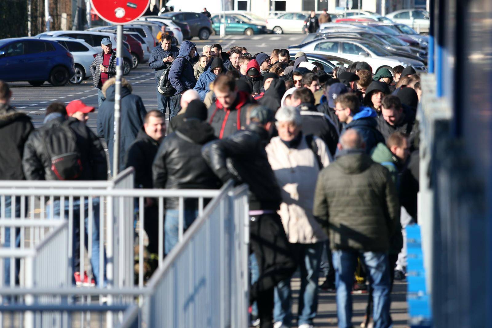 Zagreb: NavijaÄi od ranog jutra Äekaju u redu kako bi kupili kartu za osminu finala Europske lige