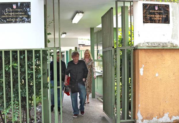 Zagreb: Dobro raspoloženi Rajko Dujmić s obitelji izlazi iz zgrade suda