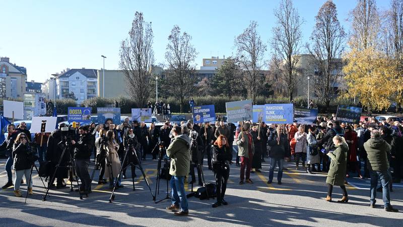 Študenti Filozofske fakultete v Zagrebu nezakonito izgubili pravico do študija zaradi zastarelih pravil