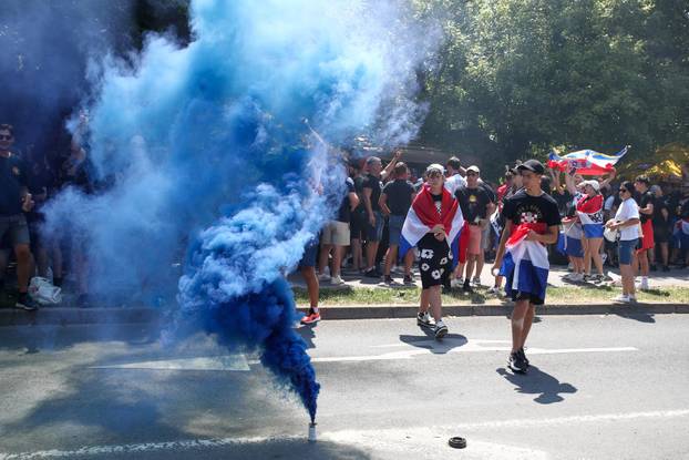 Zagreb: Zapaljene baklje u fan zoni na Bundeku uoči Thompsonovog koncerta 