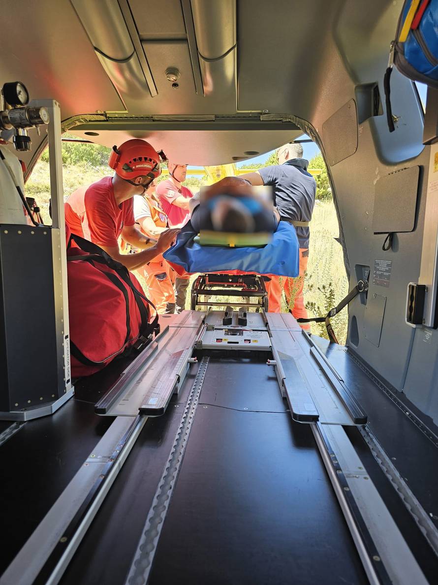 FOTO Hitna akcija na Biokovu: Helikopterom spašavali čovjeka sa slomljenom bedrenom kosti
