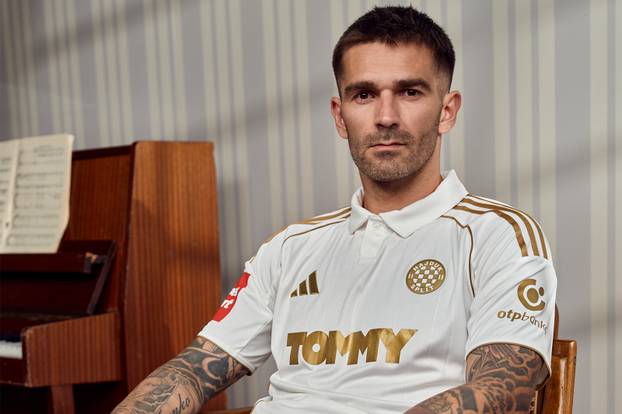 FOTO Hajduk je predstavio treći dres. Slavi 100 godina operete