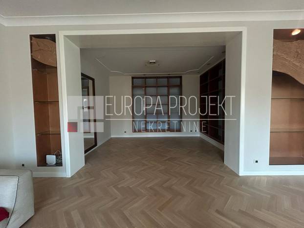 FOTO Zlatna tuš kabina, telefon kraj WC-a! Ovaj stan iznajmljuju na Trgu u Zagrebu. I cijena je hit