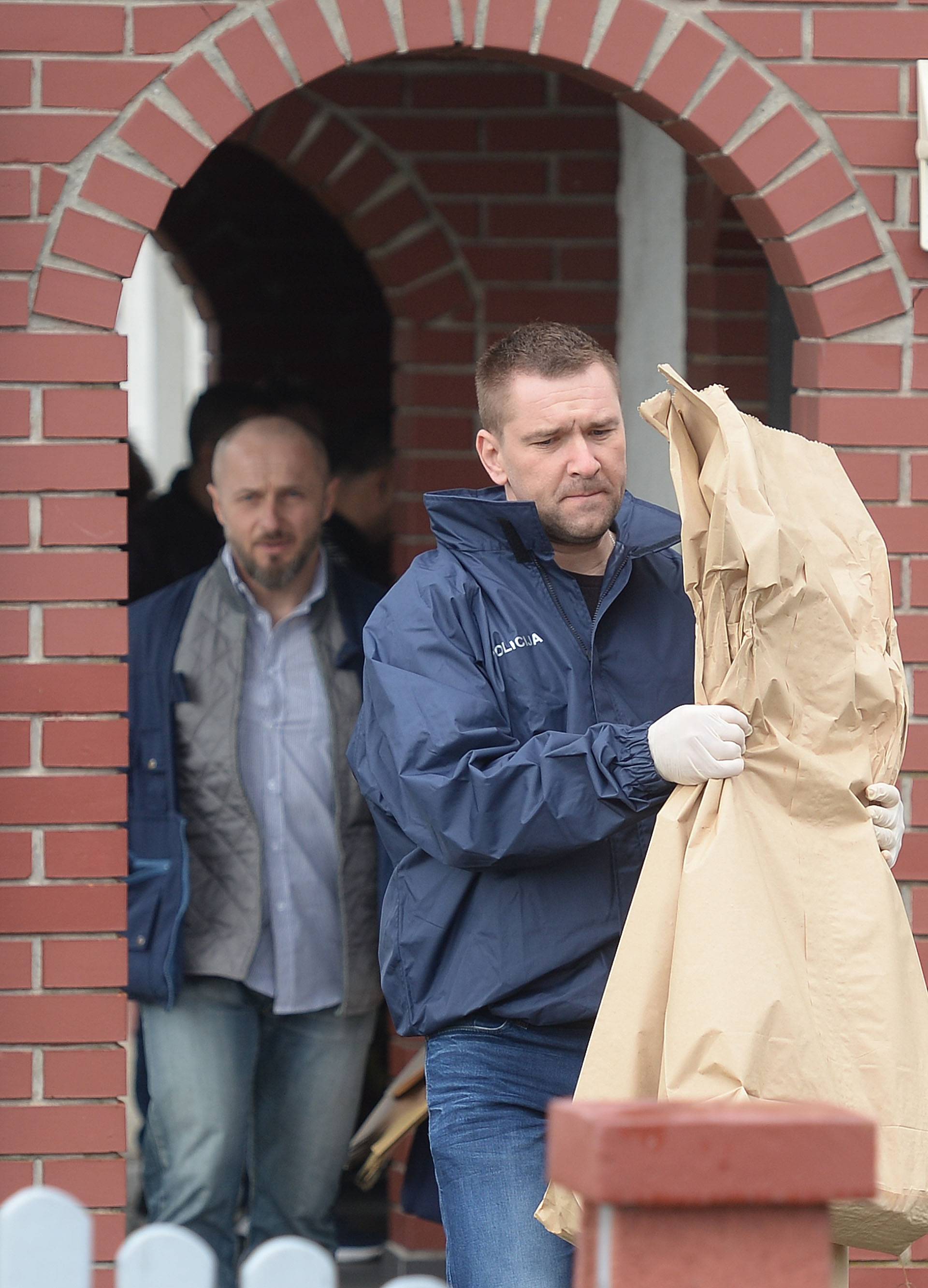 Pretresli su kuću Dominićevih: Policija iznijela vreće dokaza