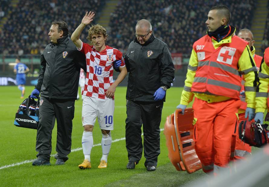 Milano: Ozlije?eni Luka Modri? napustio utakmicu protiv Italije