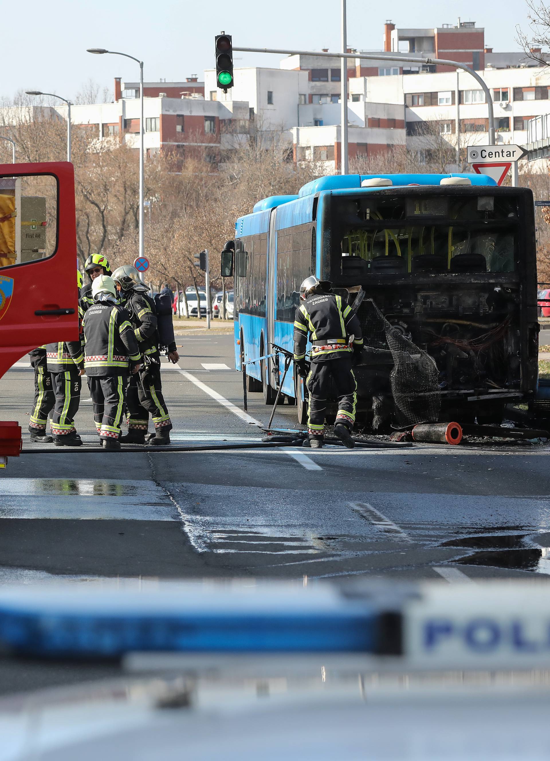 Zagreb: Vatrogasci ugasili poÅ¾ar na autobusu ZET-a na izlasku iz naselja Dugave