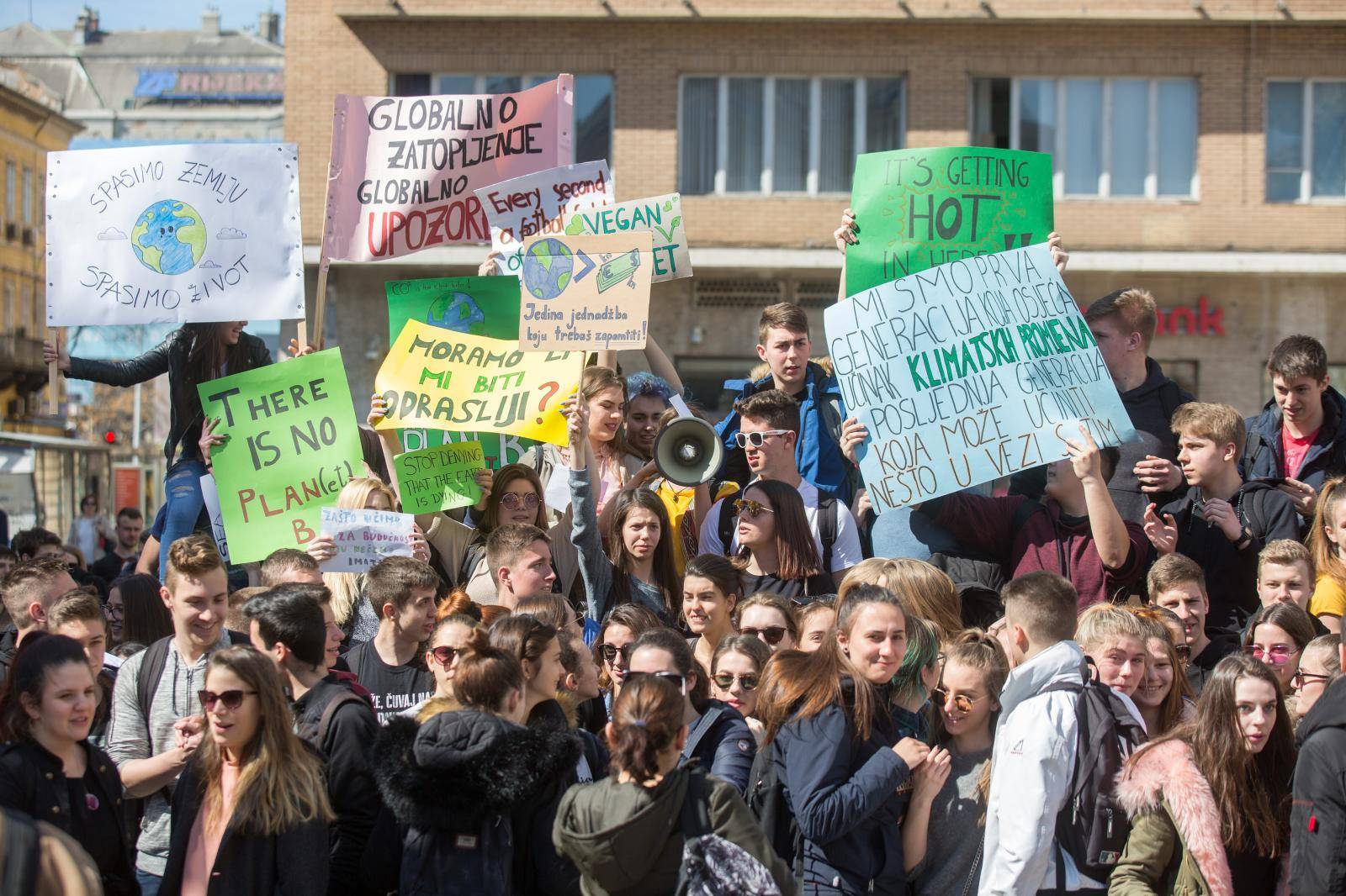 Rijeka: Prosvjed uÄenika i studenata pod nazivom "Klimatske promjene traÅ¾e naÅ¡e promjene"