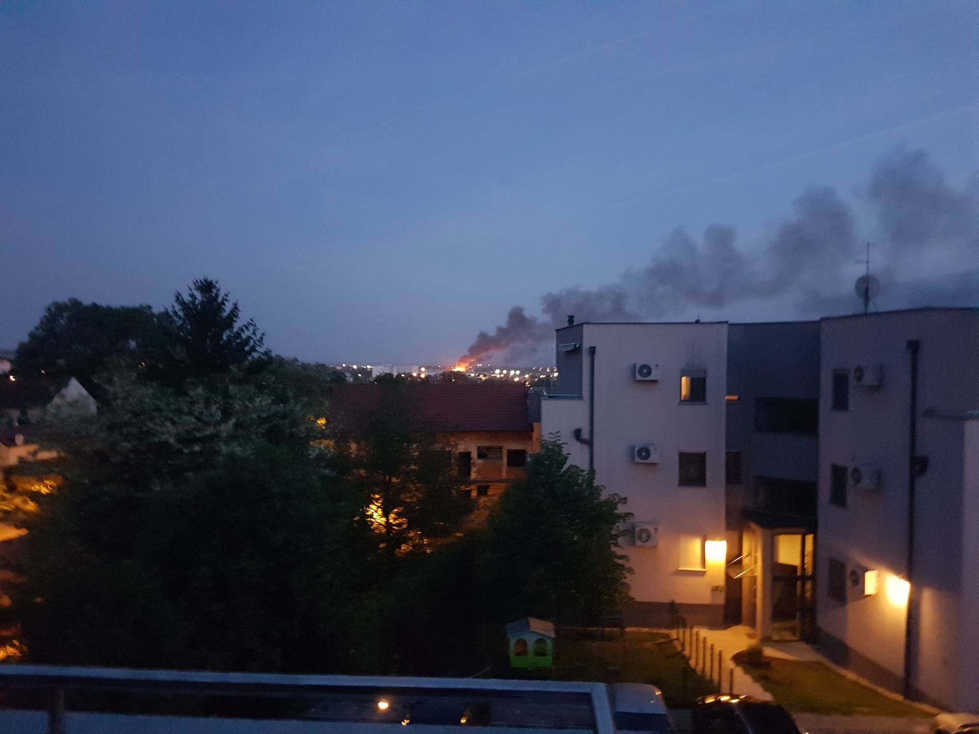 144 vatrogasca borilo se s požarom: 'Gori planina smeća'