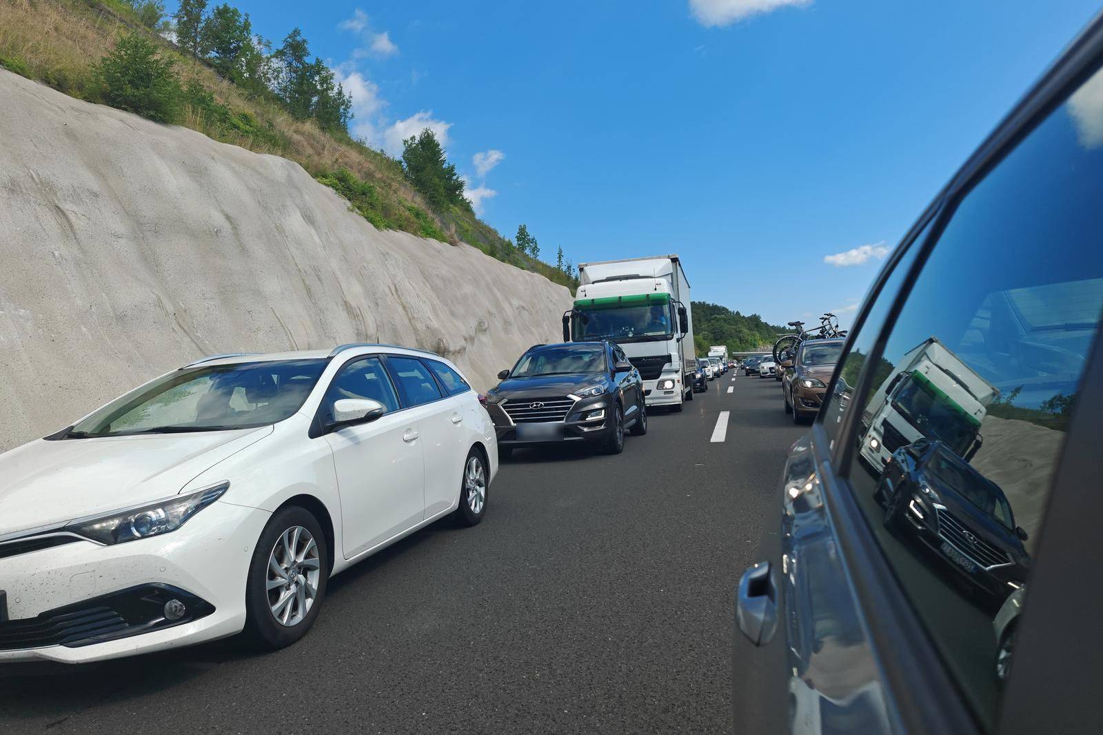 Slike strave s autoceste: Sve je u dimu, stvaraju se gužve. HAK: Kolona dugačka 12 kilometara