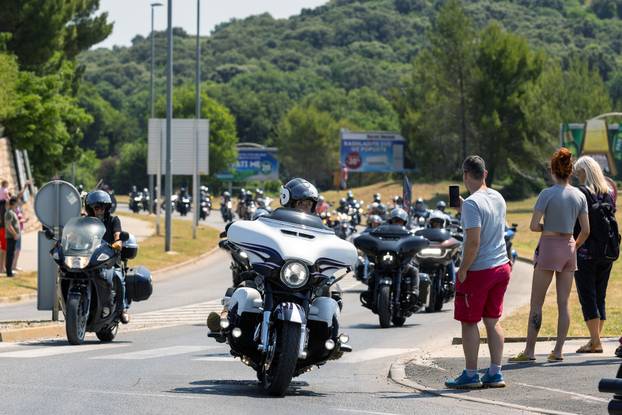 Nekoliko tisuća vlasnika Harley Davidsona prolazi kroz Pulu u defileu