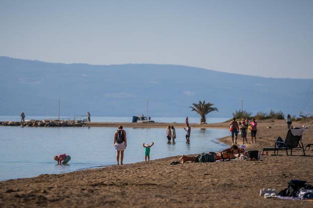 Omiš: Ljetni ugođaj na gradskoj plaži