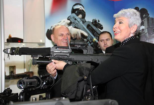 ARHIVA - 2011. Split: Premijerka Kosor s puškom u ruci otvorila sajam vojne industrije