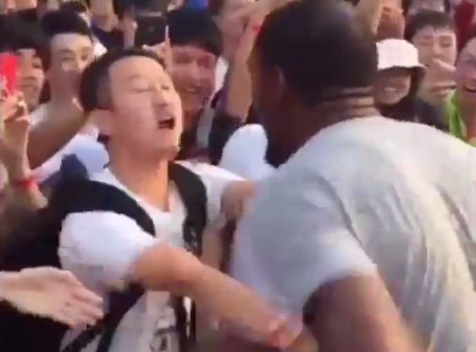 Ludnica u Kini: Pogledajte kako je Durant 'nabrijavao' navijača