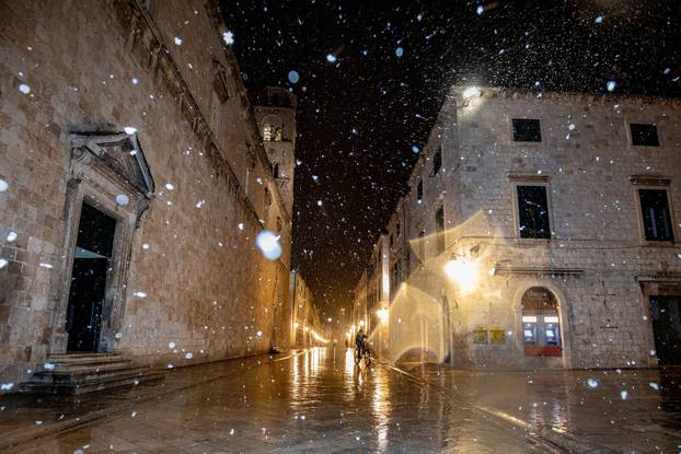 U Dubrovniku zalepršale prve snježne pahulje