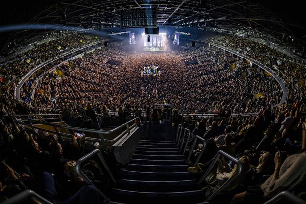 FOTO 'Pogled ispod resica': Severina ni drugi dan koncerta nije skidala svoj 'dlakavi' šešir