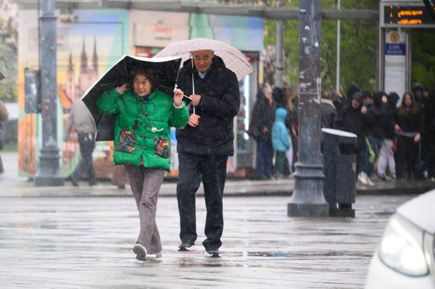 Zagreb: Nevrijeme s jakim vjetrom i kišom zahvatilo zagrebačke ulice