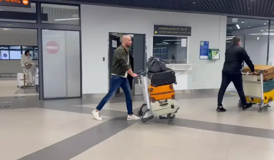 FOTO Avion iz Dubaija sletio u Beograd, evakuirali 200 Srba: 'Vidio sam raketne napade!'