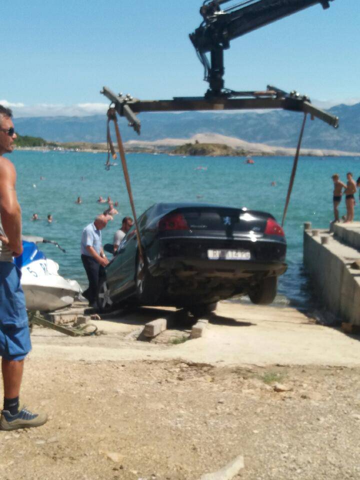 Zaboravio potegnuti ručnu: Na Rabu se sudarili auto i jet-ski