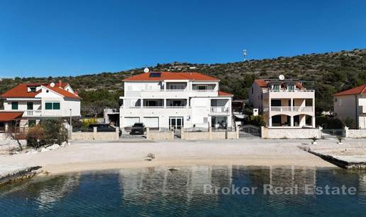 FOTO Iz kuće u more! Ova vila prvi red do mora ima konobu i vinoteku, a evo koliko košta