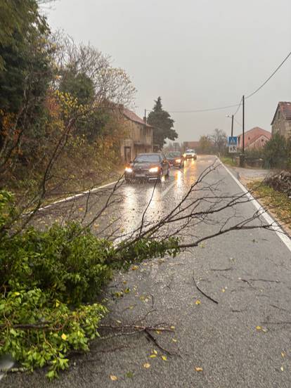 Autocesta A1 zatrpana snijegom