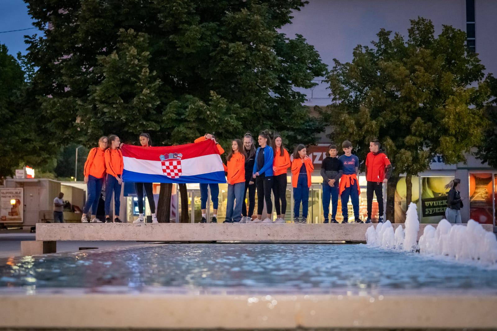 Navijači uz bakljadu u Kninu dočekali brončanu Ivonu Jelić